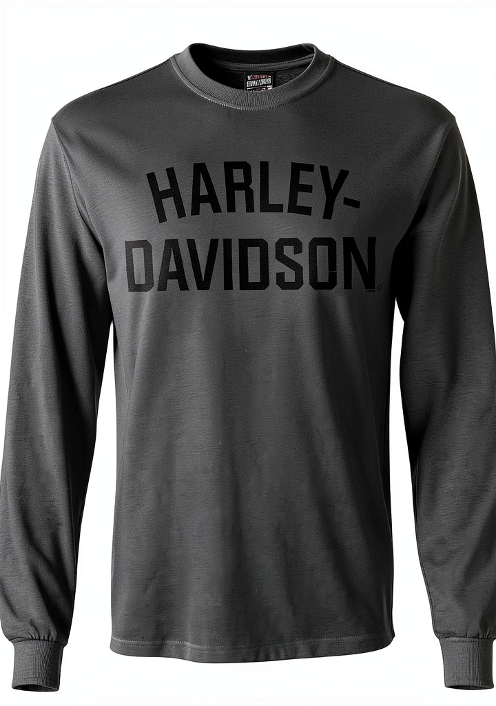 Harley‑Davidson Herrenlangarmshirt im urbanen Umfeld, getragen von einem Biker, im Vordergrund Details des Siebdruck‑Logos sichtbar
